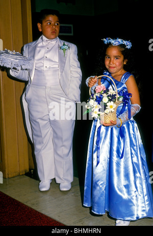 La fille de fleur et hispaniques personnes porteur d'anneau garçon cérémonie mariage baie de San Francisco Californie États-Unis Amérique du Nord Banque D'Images