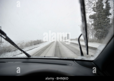 La conduite sur une route d'hiver dans la neige. Banque D'Images