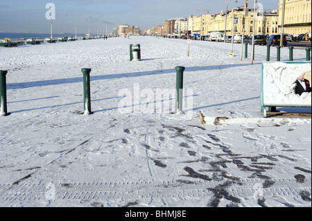 Front de mer de Brighton vide sur un matin d'hiver après la neige Banque D'Images