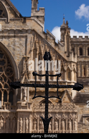 Croix de fer en face de la Cathédrale, Exeter, Devon, Angleterre Banque D'Images