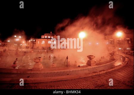 L'augmentation de la vapeur des bains Szechenyi sur une froide nuit d'hiver à Budapest, Hongrie Banque D'Images