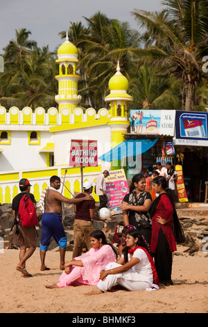 L'Inde, le Kerala, Kovalam, Samudra Beach, les touristes indiens assis sur beach Banque D'Images