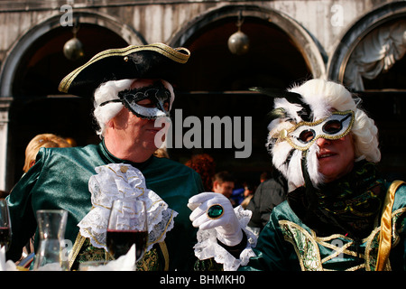 Couple posing in San Marco Square pendant le Carnaval de Venise Banque D'Images