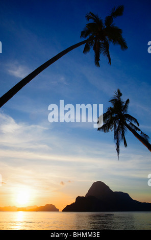 Coucher de soleil sur l'Île Cadlao ; El Nido, Bacuit Archipelago, Palawan, Philippines. Banque D'Images