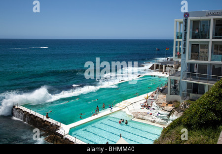 Le célèbre club Icebergs de Bondi, à l'extrémité sud de l'attraction la plus célèbre de Sydney de Bondi Beach, Australie Banque D'Images