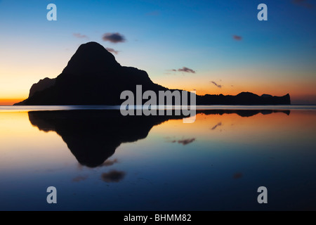 Coucher de soleil sur l'Île Cadlao ; El Nido, Bacuit Bay ; Palawan, Philippines. Banque D'Images