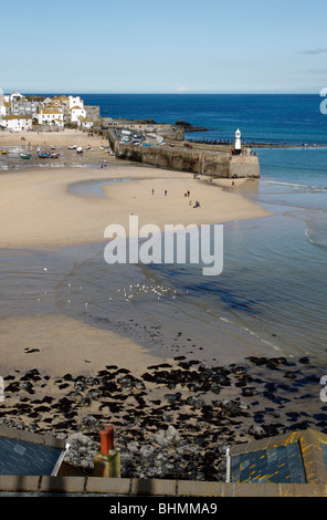 Regardant vers le bas sur le port de St Ives à marée basse sur une journée d'hiver ensoleillée. Banque D'Images