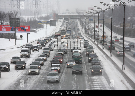 Une tempête ralentit la circulation le MKAD, Moscou, Russie. Banque D'Images