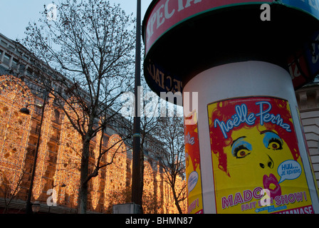 Les lumières de Noël sur Galerie Lafayette bâtiment à Paris au crépuscule Banque D'Images