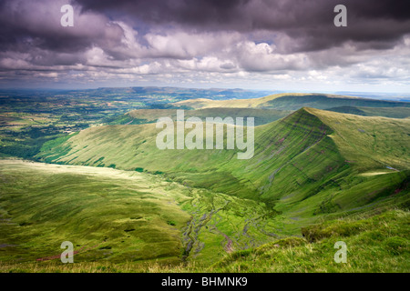 Cribyn vu de Pen-y-Fan, la plus haute montagne dans le parc national de Brecon Beacons, Powys, Wales, UK. L'été (août) 2009 Banque D'Images