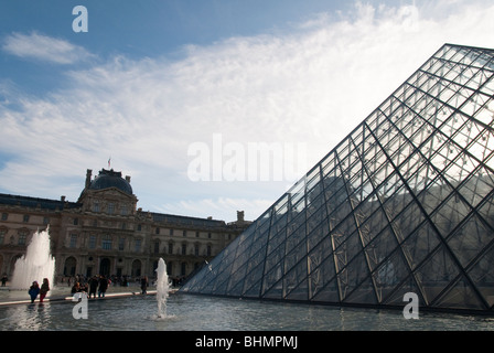Pyramide du Louvre à Paris vue avec fontaines et bâtiments principaux Banque D'Images