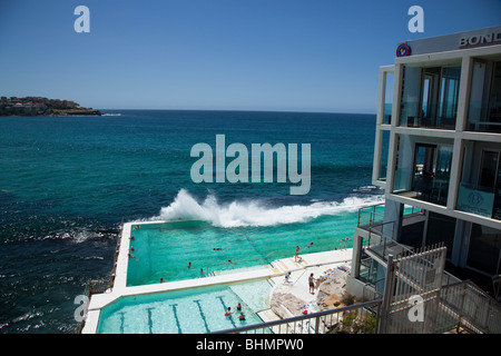 Le célèbre club Icebergs de Bondi, à l'extrémité sud de l'attraction la plus célèbre de Sydney de Bondi Beach, Australie Banque D'Images