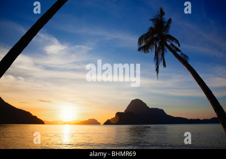 Coucher de soleil sur l'Île Cadlao ; El Nido, Bacuit Archipelago, Palawan, Philippines. Banque D'Images