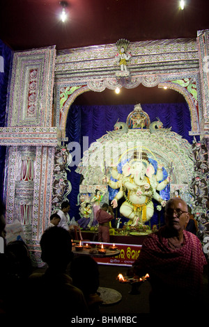 Une statue de l'éléphant hindou dieu Ganesh dans une tonnelle à Puri, Orissa, Inde, au cours de la Ganpati Festival Banque D'Images
