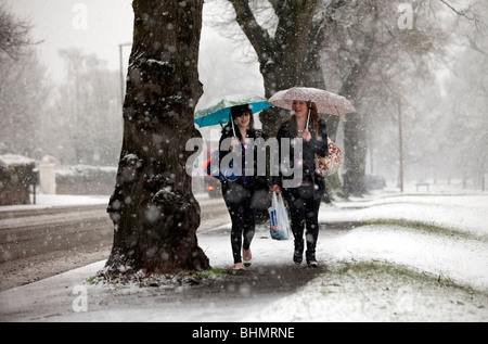 Deux filles marcher dans une tempête de neige à Malvern, au Royaume-Uni Banque D'Images