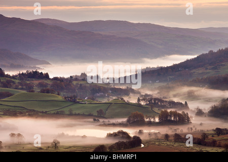 Little Langdale entouré de brume à l'aube, Parc National de Lake District, Cumbria, England, UK. L'automne (novembre) 2009 Banque D'Images