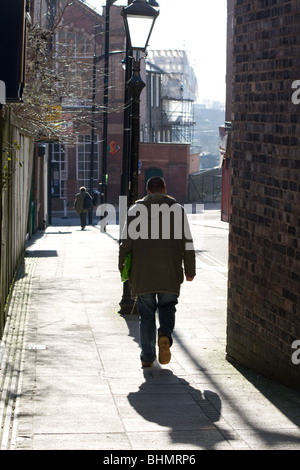 L'homme de quitter une ruelle dans la vieille ville, Burslem Stoke-on-Trent, Staffordshire. Banque D'Images