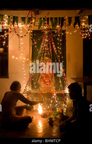 Un Brahmane bénit une statue de Ganesh, le dieu éléphant du panthéon hindou, au cours de Ganpati à Puri, Orissa, Inde Banque D'Images