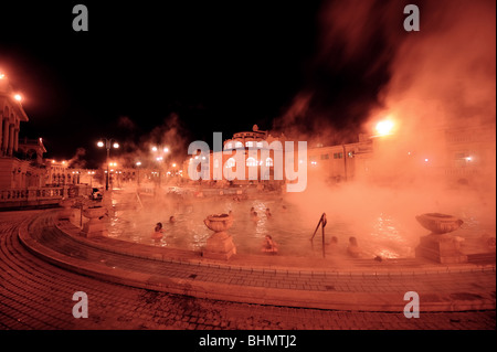 L'augmentation de la vapeur des bains Szechenyi sur une froide nuit d'hiver à Budapest, Hongrie Banque D'Images