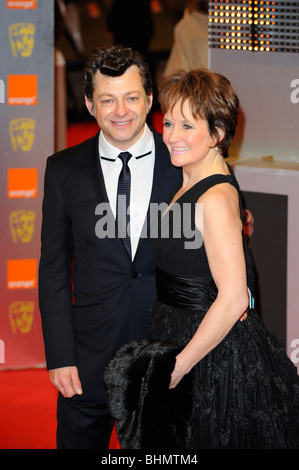 ANDY SERKIS & LORRAINE ASHBOURNE 2010 Orange British Academy Film Awards, le Royal Opera House Covent Garden LONDON ANGLETERRE 21 Fe Banque D'Images