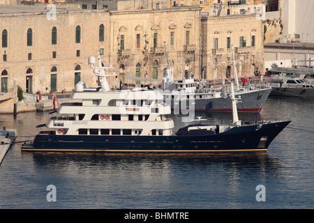 Le royal denship superyacht big aron dans le grand port de Malte Banque D'Images