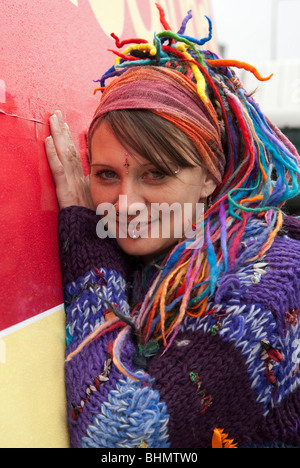 Jeune femme hippie avec les cheveux colorés. Modèle entièrement libéré Banque D'Images