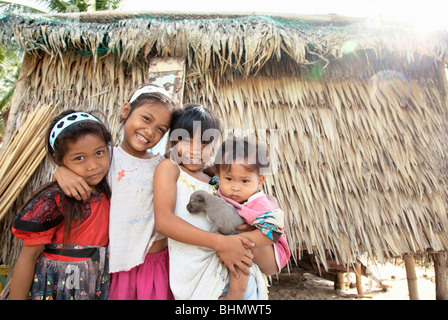 Village natal d'enfants tenant un chiot ; Darocotan ; Archipel Bacuit Island Palawan, Philippines ; Banque D'Images