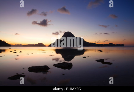 Coucher de soleil sur l'Île Cadlao ; El Nido, Bacuit Bay ; Palawan, Philippines. Banque D'Images