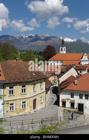 Kamnik et anciennes maisons de ville Monastère Franciscain 1495 Eglise de St Jacob 15e siècle, remanié en style Baroque Kamniske Savinje Banque D'Images