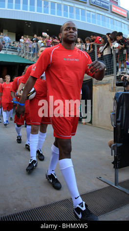 DULE HILL 2009 MIA HAMM & NOMAR GARCIAPARRA CELEBRITY DÉFI SOCCER CARSON LOS ANGELES CA USA 17 janvier 2009 Banque D'Images