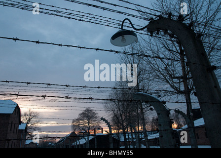 Voir musée du camp de concentration d'Auschwitz au crépuscule avec du fil de fer barbelé Banque D'Images