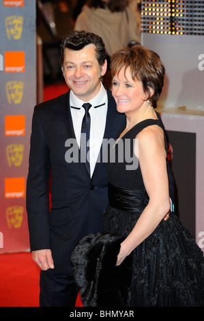 ANDY SERKIS & LORRAINE ASHBOURNE 2010 Orange British Academy Film Awards, le Royal Opera House Covent Garden LONDON ANGLETERRE 21 Fe Banque D'Images