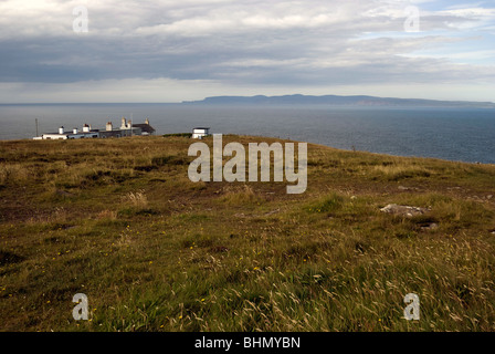 Dunnett Head sur la côte nord de l'Ecosse, en regardant vers l'île de du stroma et les îles Orkney. Banque D'Images