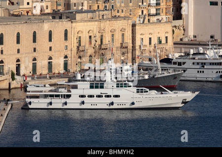 Les superyacht lionwind dans le grand port de Malte Banque D'Images