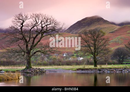 Buttermere village et Whiteless Pike à l'aube, Parc National de Lake District, Cumbria, England, UK. L'automne (novembre) 2009 Banque D'Images