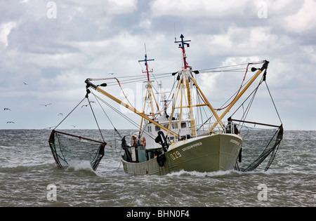 Bateau de pêche chalutier / sur la mer du Nord en faisant glisser les filets de pêche, Ostende, Belgique