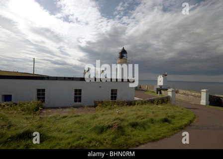 Le phare de Dunnet Head sur la côte nord de l'Écosse avec l'île de stroma dans l'arrière-plan. Banque D'Images