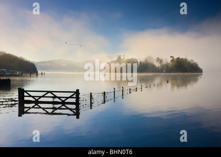 Matin brumeux sur les rives du Derwent Water, Parc National de Lake District, Cumbria, Angleterre. L'automne (novembre) 2009 Banque D'Images