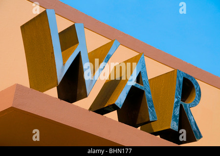 Art deco Chrome sur un mémorial de guerre l'orthographe du mot "guerre" Banque D'Images
