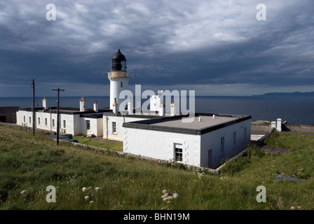 Le phare de Dunnet Head sur la côte nord de l'Écosse avec l'île de stroma dans l'arrière-plan. Banque D'Images