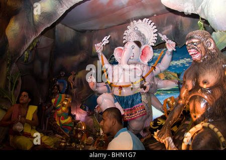 Une statue de l'éléphant hindou dieu Ganesh dans une tonnelle à Puri, Orissa, Inde, au cours de la Ganpati Festival Banque D'Images
