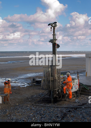 Core drilling pour étude de sol pour les fondations d'un nouveau mur de la mer à Redcar Cleveland UK Banque D'Images