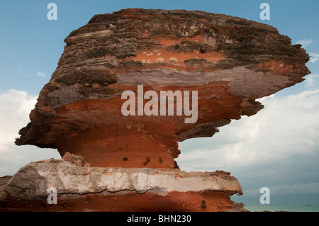 Formation rocheuse de grès sur une plage près de Broome, Australie occidentale Banque D'Images