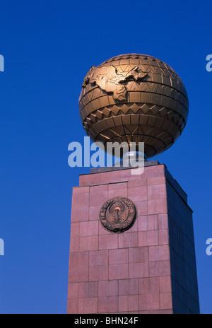 Globe en laiton avec carte Ouzbékistan érigé à l'occasion du premier anniversaire du pays à la place de l'indépendance, Tachkent, Ouzbékistan Banque D'Images