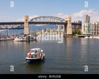 Un False Creek Ferries water taxi quitte l'île Granville et se dirige vers le pont de la rue Burrard, Vancouver, BC, Canada Banque D'Images