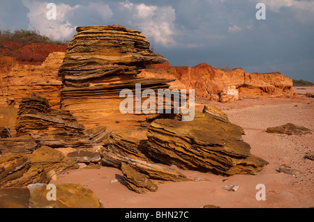 Ruigged falaise de grès rouge et de formations rocheuses sur la côte d'australie occidentale près de Broome Banque D'Images