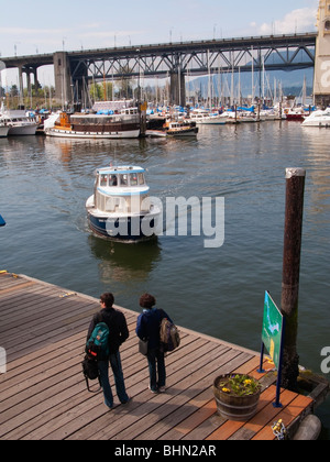 Les passagers d'attendre un False Creek Ferries bateau-taxi jusqu'à Granville Island, Vancouver, BC, Canada Banque D'Images