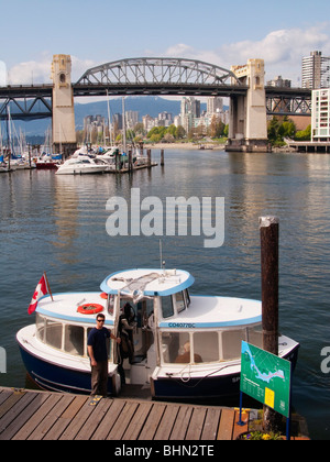 False Creek Ferries bateau-taxi jusqu'à Granville Island, au-delà du pont de la rue Burrard, Vancouver, BC, Canada Banque D'Images