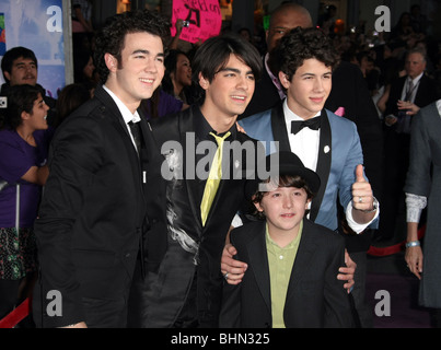 JONAS BROTHERS FRANKIE JONAS BROTHERS : THE 3D CONCERT PREMIÈRE MONDIALE HOLLYWOOD Los Angeles CA USA 24 février 20 Banque D'Images
