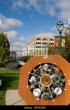 Une sculpture de la rivière le long de la promenade piétonne à Milwaukee, Wisconsin, USA, Amérique du Nord. Banque D'Images